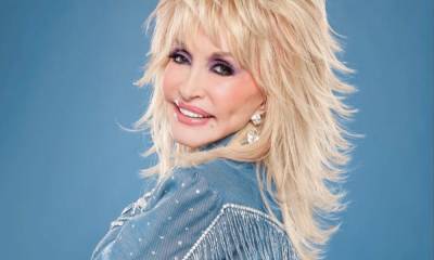 Dolly Parton receives COVID-19 vaccine in the most fashionable outfit - us.hola.com