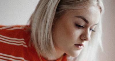 Grace Davies shares lockdown dating anxieties with live session of new single I Met A Boy Online: Premiere - www.officialcharts.com - France - county Cook