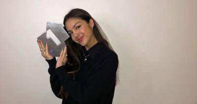 Olivia Rodrigo's Drivers License pulls up at Number 1 for an eighth week on the Official Singles Chart - www.officialcharts.com - Britain