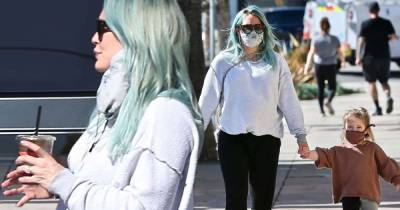 Hilary Duff covers growing baby bump in grey with daughter Banks - www.msn.com
