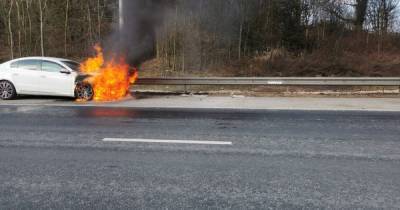 Dramatic moment a car catches fire on the M60 - www.manchestereveningnews.co.uk - Manchester