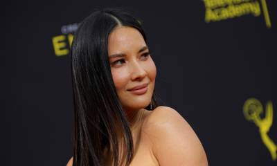 Olivia Munn scorches in tiny string bikini as she poses by the poolside - hellomagazine.com