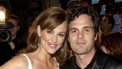 Jennifer Garner Says Working With Mark Ruffalo Is an 'Instant Comfort' - www.etonline.com