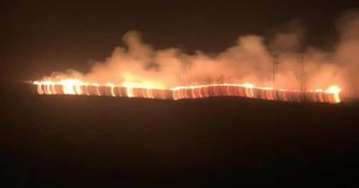 Dramatic picture shows huge fire tearing through moorland near Glossop - www.manchestereveningnews.co.uk - Manchester