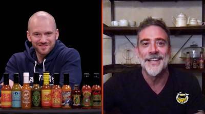 Jeffrey Dean Morgan Says ‘I Can’t Feel My Face!’ While Tackling The Wings Of Death On ‘Hot Ones’ - etcanada.com