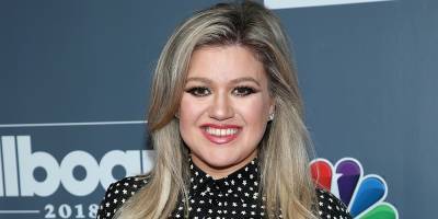 Kelly Clarkson Says She 'Destroyed' A Trashcan During One Of Her Concerts By Doing This! - www.justjared.com