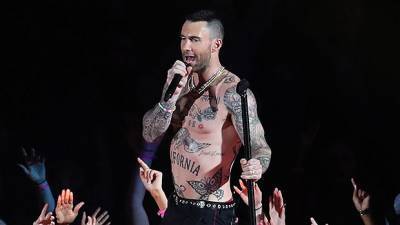 Adam Levine Shows Off His Chiseled Abs During Sexy Shirtless Workout — Watch - hollywoodlife.com