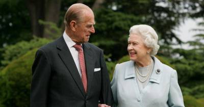 The Queen was 'at Prince Philip’s bedside' when he passed away at Windsor Castle after 'not wanting to die in hospital' - www.ok.co.uk - county Windsor