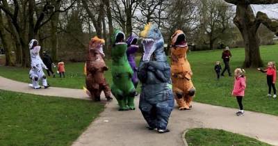Mum and pals dress up as dinosaurs to cheer up kids but man calls police - www.dailyrecord.co.uk