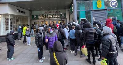 Police at Manchester Arndale as eager shoppers race to join queue for reopening shops - watch - www.manchestereveningnews.co.uk - Manchester