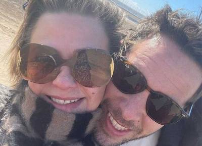 Lisa Armstrong - James Green - Lisa Armstrong is the picture of love on beach day with new boyfriend - evoke.ie