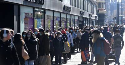 Huge queue forms outside Debenhams as store reopens for major clearance sale - www.manchestereveningnews.co.uk - Manchester