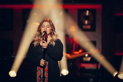Kelly Clarkson Covers The Chicks’ ‘Gaslighter’ - etcanada.com