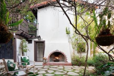 ‘Dead to Me’ Creator Liz Feldman Buys Historic Los Feliz Home - www.hollywoodreporter.com - Spain