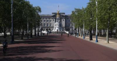 Man arrested after being found with an axe near Buckingham Palace - www.manchestereveningnews.co.uk - Manchester