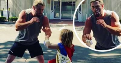 Chris Hemsworth spars with his son, 7, on set of Thor: Love & Thunder - www.msn.com