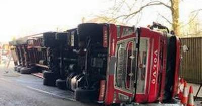 Lorry overturns 'after hitting railway bridge' with road shut off - www.manchestereveningnews.co.uk - Manchester
