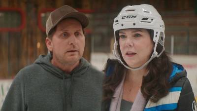 'Mighty Ducks: Game Changers' Sneak Peek: Gordon Bombay Coaches Alex in Ice Hockey (Exclusive) - www.etonline.com
