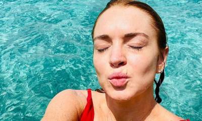 Lindsay Lohan bares it all in plunging red swimsuit in Maldives - us.hola.com - Maldives