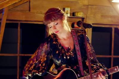 Taylor Swift Drops Live Performance Of ‘Exile’ With Bon Iver - etcanada.com