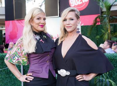 Tori Spelling And Jennie Garth Admit The Sound Of Cameras ‘Triggers’ PTSD Following Days On ‘Beverly Hills, 90210’ - etcanada.com