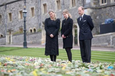 Windsor Castle - Philip Princephilip - countess Sophie - Prince Edward, Countess Sophie & Daughter Louise View Tributes To Prince Philip - etcanada.com - county Prince Edward