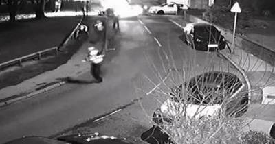 Dramatic CCTV footage shows suspected burglars smashing into cop cars after being blocked in - before making a run for it - www.manchestereveningnews.co.uk - Manchester
