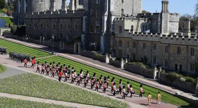 Prince Philip's Funeral Photos: Royal Artillery & Military Procession Arrive at Windsor Castle - www.justjared.com