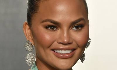 Chrissy Teigen shares the pics she used to get a modeling agent 15 years ago - us.hola.com - California