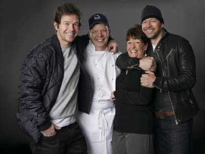 Mark, Donnie Wahlberg & Jenny McCarthy Mourn Death Of Their Mother Alma - etcanada.com