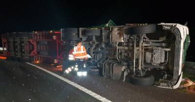 Driver's lucky escape as lorry overturns on the M6 causing long delays - www.manchestereveningnews.co.uk