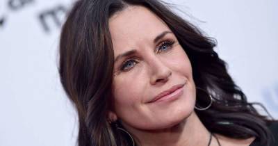Courteney Cox returns to TV in first look at new show - www.msn.com