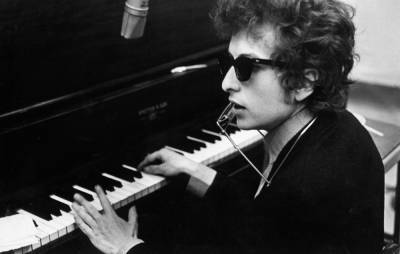 “Semi-literate”: Bob Dylan biographers trade insults over authenticity of each other’s work - www.nme.com