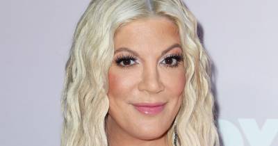 Tori Spelling Is Thrilled That ‘90s Fashion Is Back: From Mom Jeans to Crop Tops - www.usmagazine.com