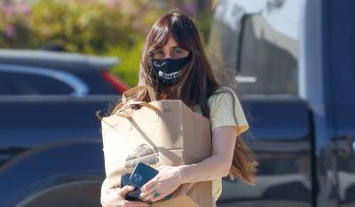 Dakota Johnson Switches Up Her Face Mask While Grocery Shopping - www.justjared.com - Malibu