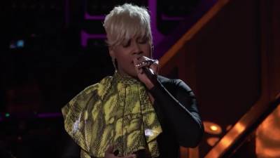 'The Voice': Pia Renee Channels Whitney Houston in Stunning Tribute to Her Late Mother - www.etonline.com - Chicago - Houston
