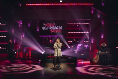 Kelly Clarkson Does Things ‘My Way’ With Frank Sinatra Cover - etcanada.com - France