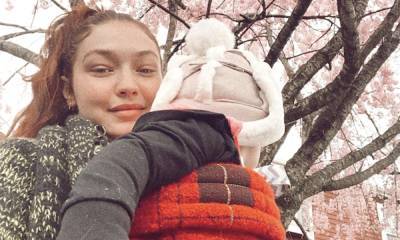 Gigi Hadid posts sweet springtime selfie with daughter Khai - us.hola.com - Pennsylvania