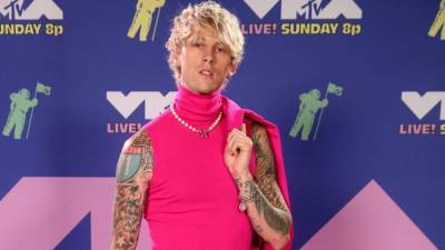 Machine Gun Kelly Gets a Tattoo That Looks Like His Throat Is Slit -- and It's Eerily Realistic - www.etonline.com