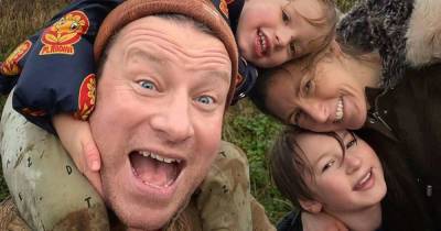 Jamie Oliver's new photo sparks question about his daughters - www.msn.com