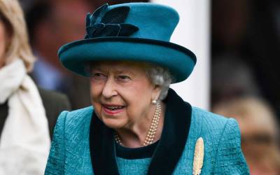 Queen Elizabeth ‘knows things will come right in the end’ for her family despite personal drama, source says - www.foxnews.com