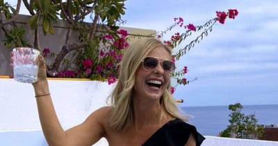 Sarah Michelle Gellar looks like a goddess in dreamy swimming pool on Mexican escape - www.msn.com - Mexico - county Lucas
