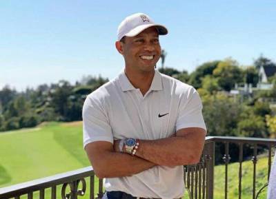 Tiger Woods back on golf course in crutches in first picture since devastating crash - evoke.ie - Los Angeles