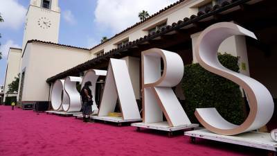 Oscars 2021 kick off as 'maskless' movie, presenter Regina King declares - www.foxnews.com