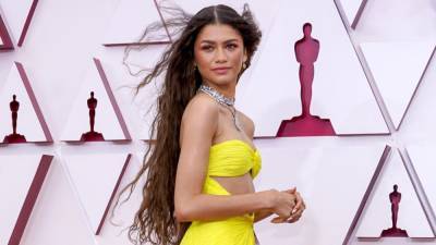 Zendaya Stuns in Yellow Cut-Out Dress That Glows in the Dark at 2021 Oscars - www.etonline.com - Los Angeles