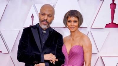 Halle Berry Shows Off Stylish Shorter Haircut During Red Carpet Debut With Boyfriend Van Hunt - www.etonline.com - Los Angeles