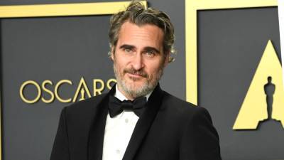 Joaquin Phoenix Wears Same Suit From Last Year's Awards Season to 2021 Oscars - www.etonline.com - Los Angeles