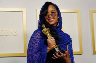 HER pays tribute to Prince’s iconic Oscars outfit with her red carpet look - www.msn.com