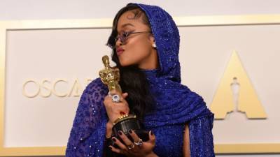 H.E.R. Reacts to Being Halfway to EGOT Status After 2021 Oscars Win (Exclusive) - www.etonline.com