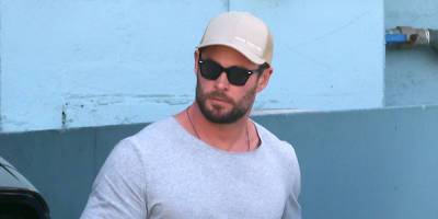 Chris Hemsworth Meets Up With Pals For Casual Sunday Lunch - www.justjared.com - Australia